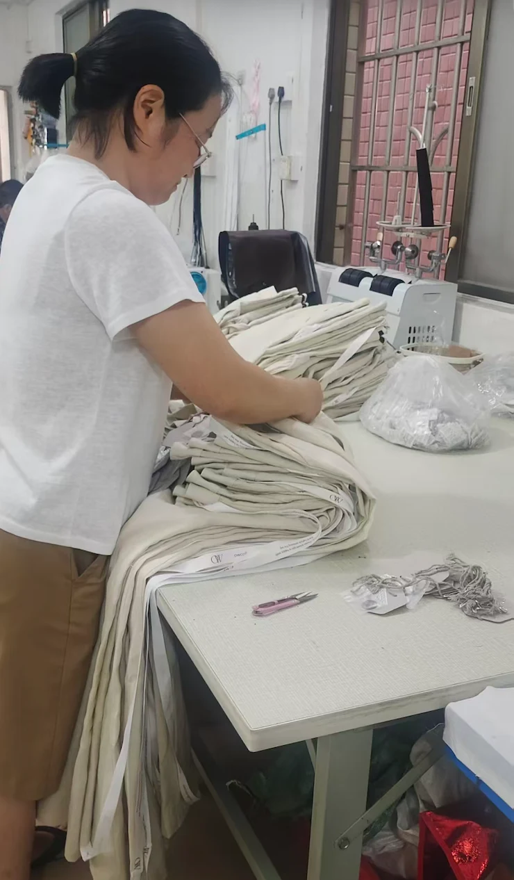 Endkontrolle und Verpackung am Arbeitstisch für Bekleidung